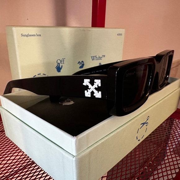 Off-white - Picture 2 of 2